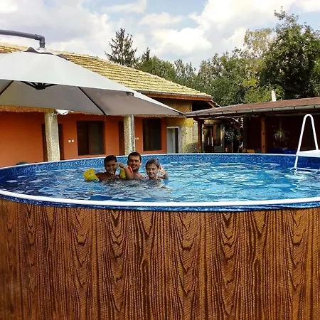 Casa de hóspedes Charming With Pool, Tavern, And Barbecue Imrenchevo